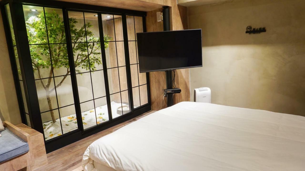 PInHOuse Bed and Breakfast Kaohsiung Buitenkant foto
