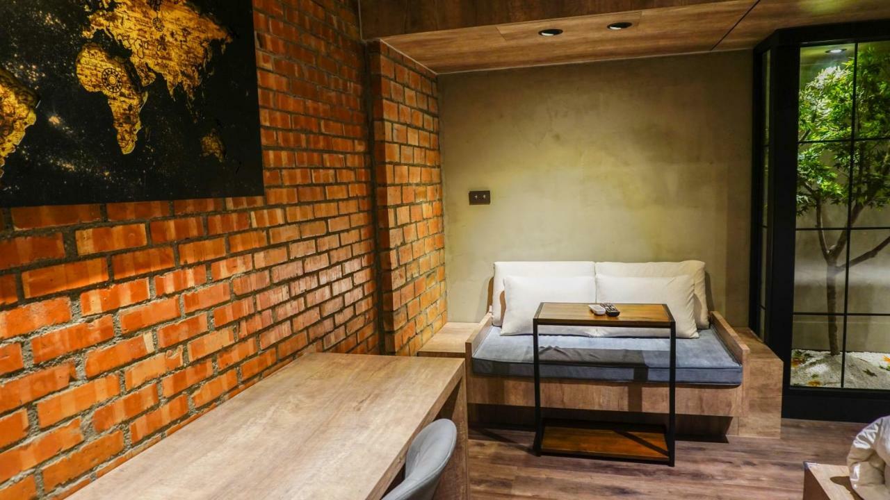 PInHOuse Bed and Breakfast Kaohsiung Buitenkant foto